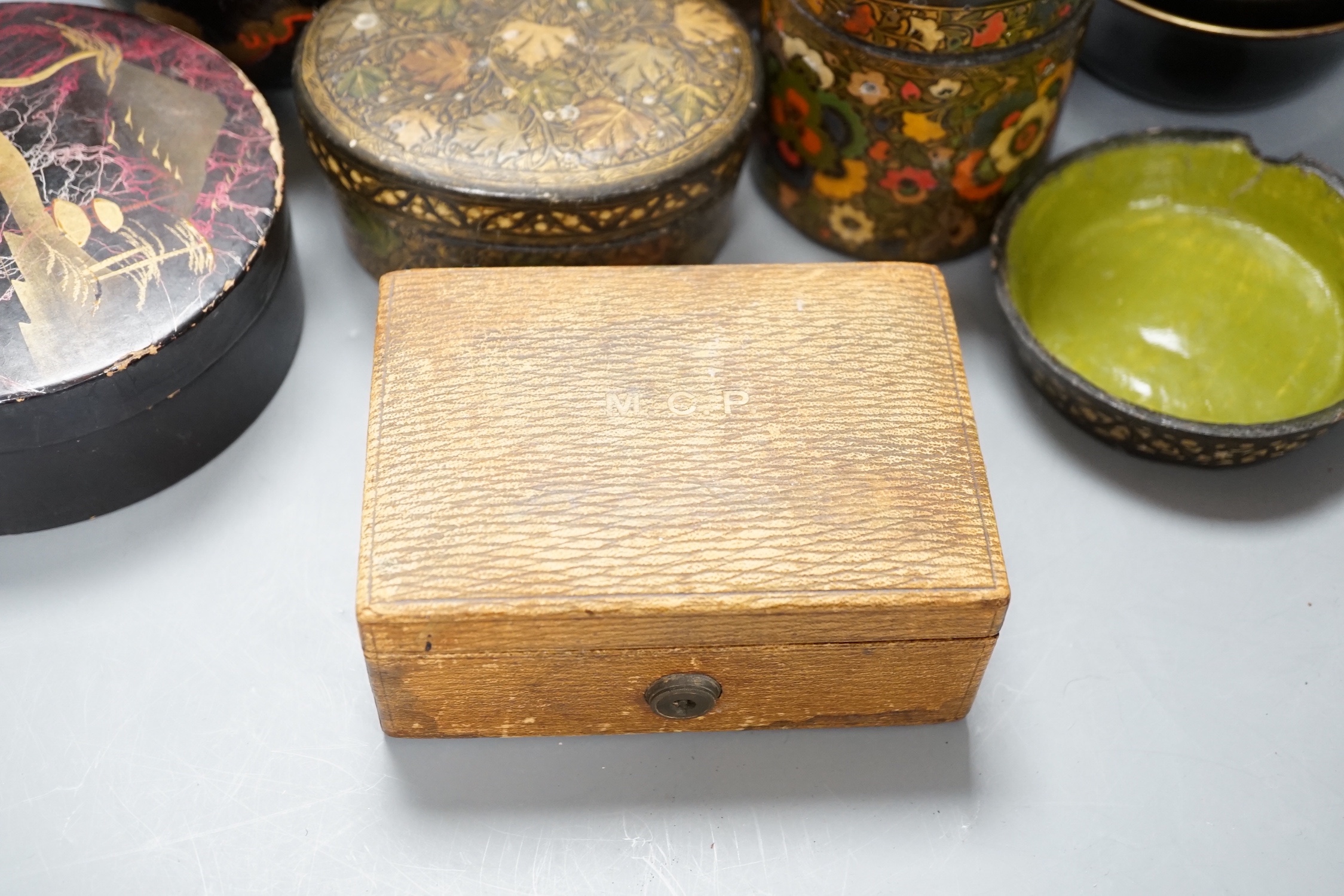 Mixed decorative Oriental and Indian lacquer wares, the barrel shaped jar 15.5cm